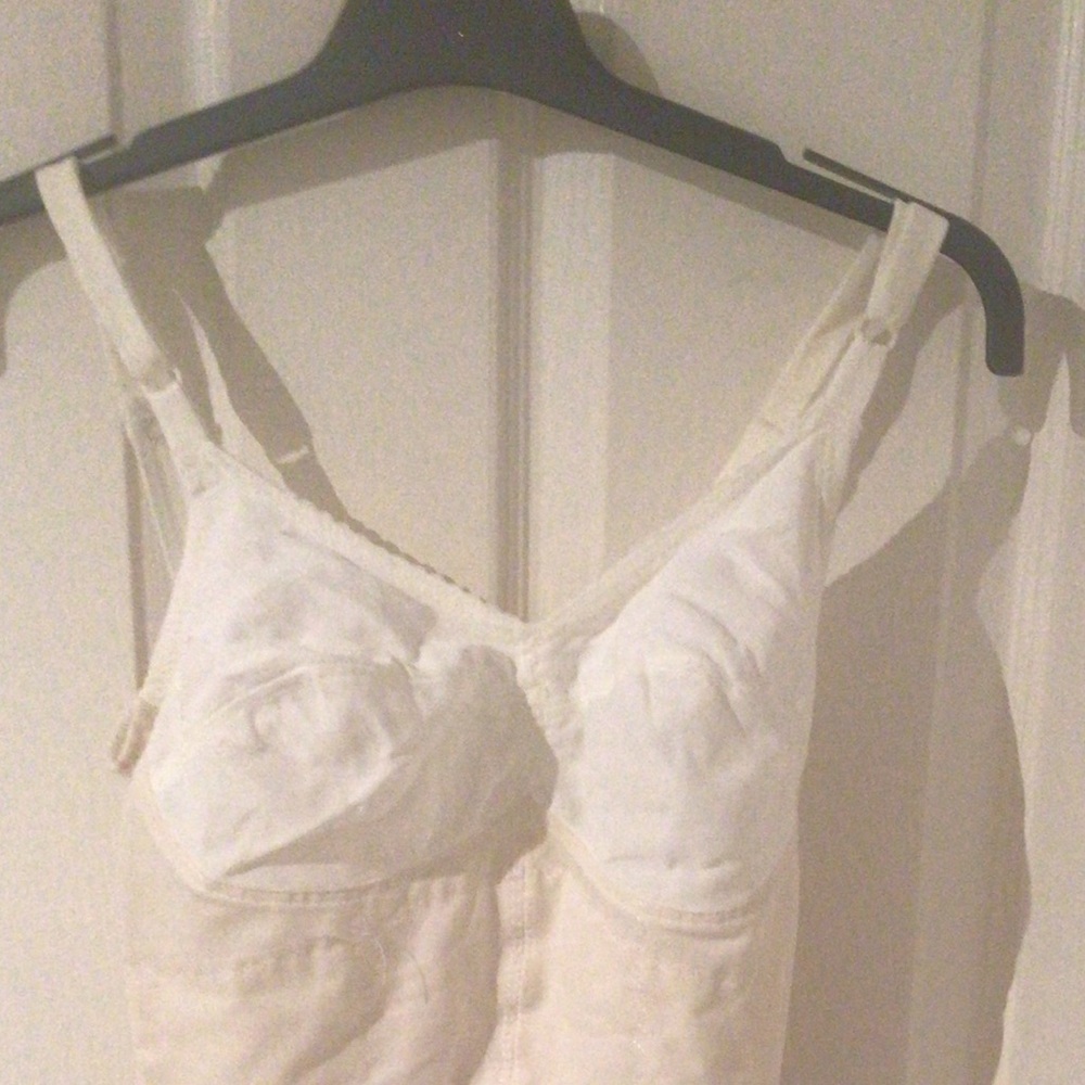 ⬇️Price Drop⬇️Vtg White Shapewear Bodysuit Structured Bust, Feminine Silhouette